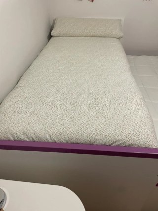 Cama nido blanca con detalles morados