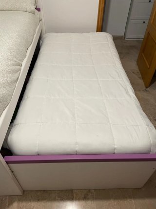 Cama nido blanca con detalles morados