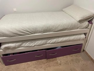 Cama nido blanca con detalles morados