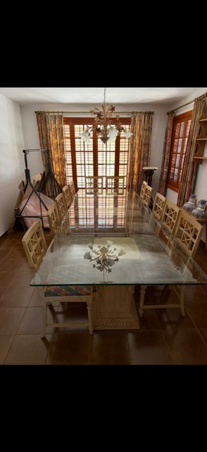 Mesa cristal y 12 sillas madera