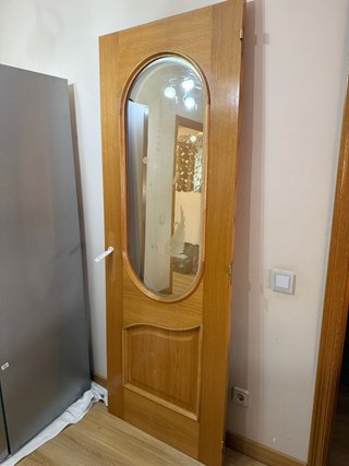 Puerta de madera con cristal decorado