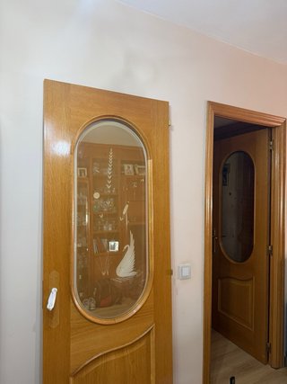 Puerta de madera con cristal decorado