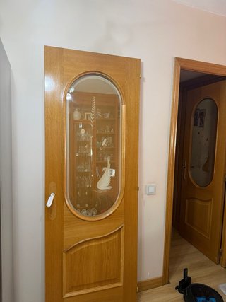 Puerta de madera con cristal decorado