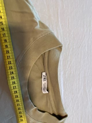 Camiseta Zara verde oliva