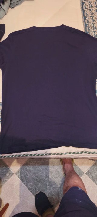 Camiseta azul estampada con auriculares