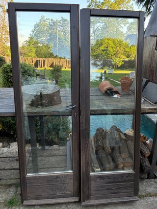 Puerta doble de madera y cristal