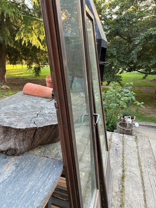 Puerta doble de madera y cristal