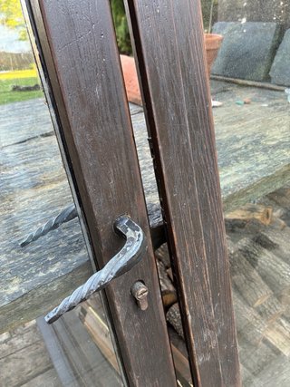 Puerta doble de madera y cristal