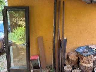 Puerta doble de madera y cristal