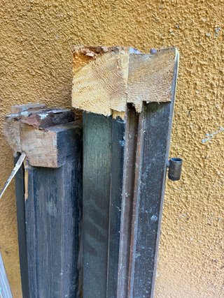 Puerta doble de madera y cristal