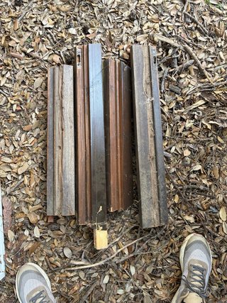 Puerta doble de madera y cristal