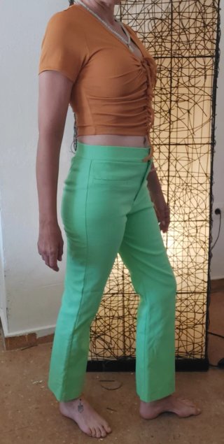 Conjunto camiseta mostaza y pantalón verde