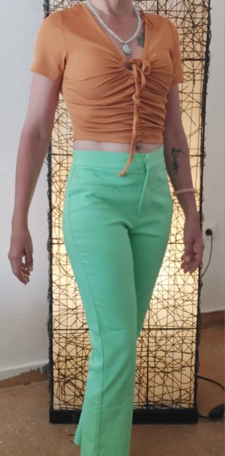 Conjunto camiseta mostaza y pantalón verde