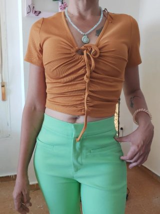 Conjunto camiseta mostaza y pantalón verde