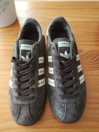 Zapatillas Adidas Bermuda Marrones y Blancas