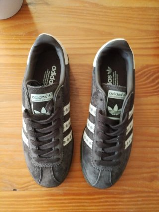 Zapatillas Adidas Bermuda Marrones y Blancas
