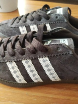 Zapatillas Adidas Bermuda Marrones y Blancas