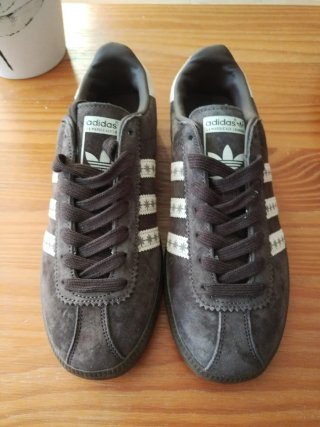 Zapatillas Adidas Bermuda Marrones y Blancas
