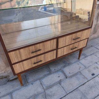 Vitrina antigua Mid Century madera y cristal