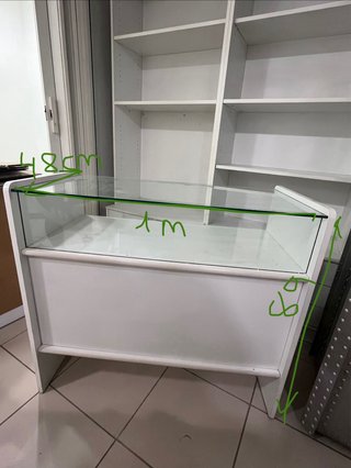 Mostrador con vitrina de cristal