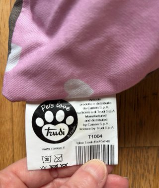 Cama para perros con estampado de corazones
