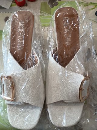 Sandali bianchi con fibbia