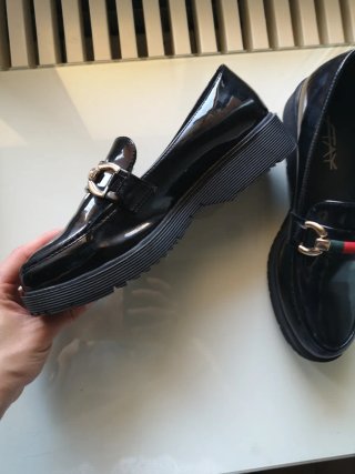 Mocasines negros charol con detalle