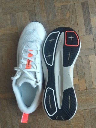 Zapatillas running blancas y naranjas