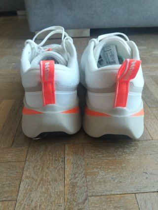 Zapatillas running blancas y naranjas
