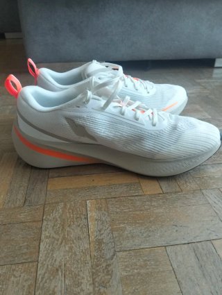 Zapatillas running blancas y naranjas