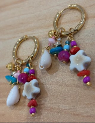 Pendientes hechos a mano con abalorios