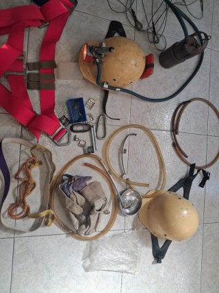 Lote Espeleología Vintage: Cascos, Arneses y Más