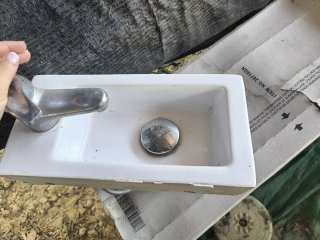 Mueble de baño con pila cerámica y espejo