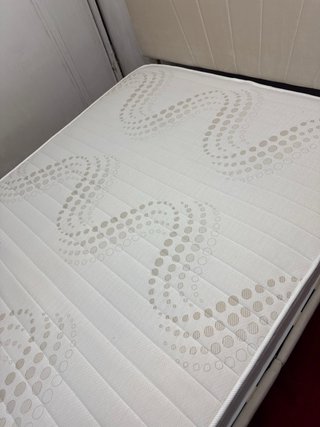 Cama con cabecero tapizado