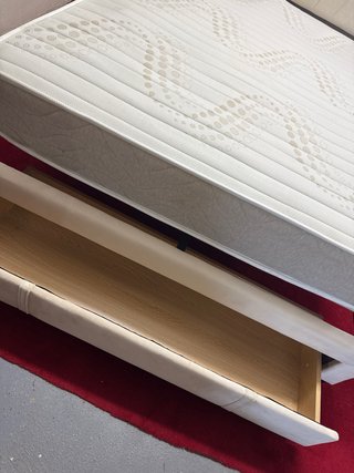 Cama con cabecero tapizado
