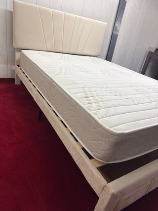 Cama con cabecero tapizado
