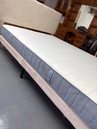 Cama con cabecero tapizado