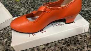 Zapatos de tacón naranja para niña