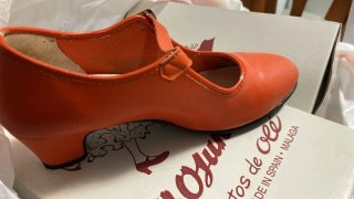 Zapatos de tacón naranja para niña