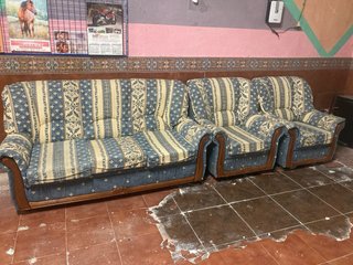 Divano 3 posti + 2 poltrone singole