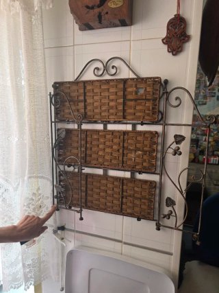 Estantería de forja y mimbre