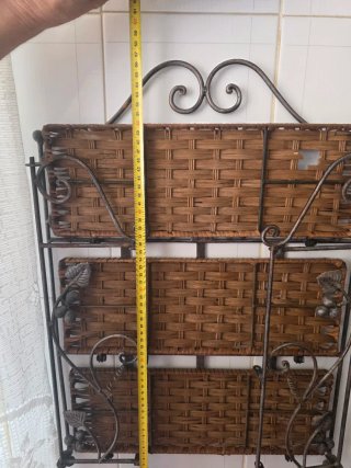 Estantería de forja y mimbre