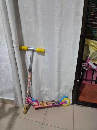 Bicicleta infantil rosa y patinete