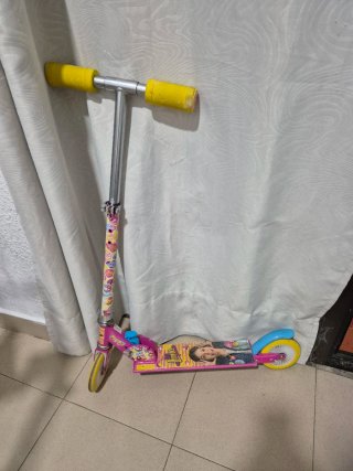 Bicicleta infantil rosa y patinete