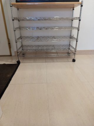 Estantería para vinos de metal y madera