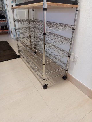 Estantería para vinos de metal y madera