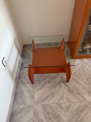 Mesa auxiliar cristal y madera.