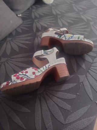 Sandalias blancas con estampado floral