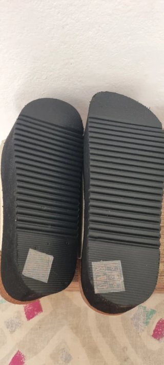 Sandalias de plataforma beige y negras