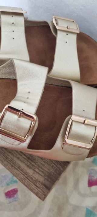 Sandalias de plataforma beige y negras